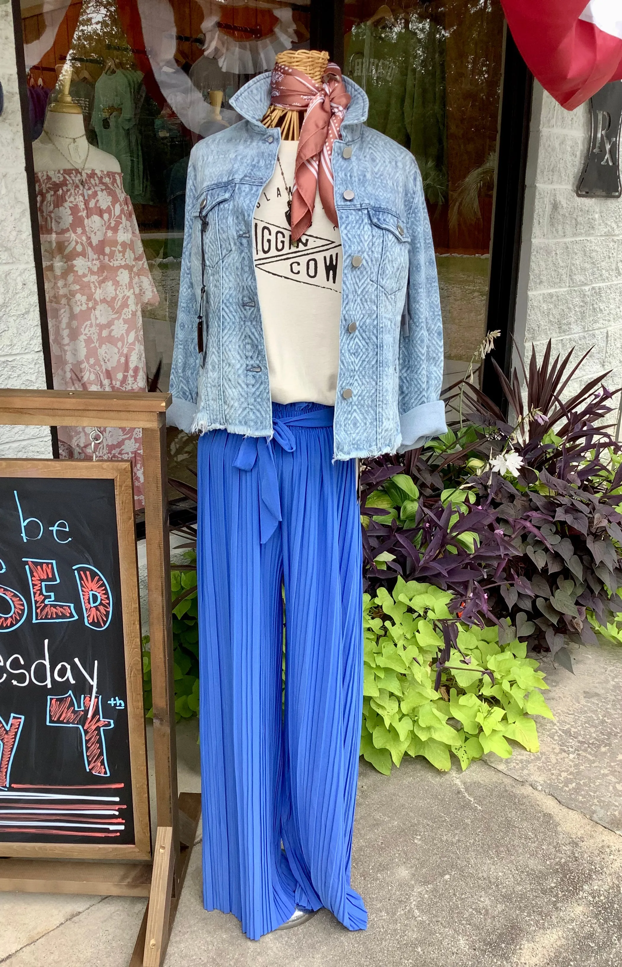 Pleated pants with front tie