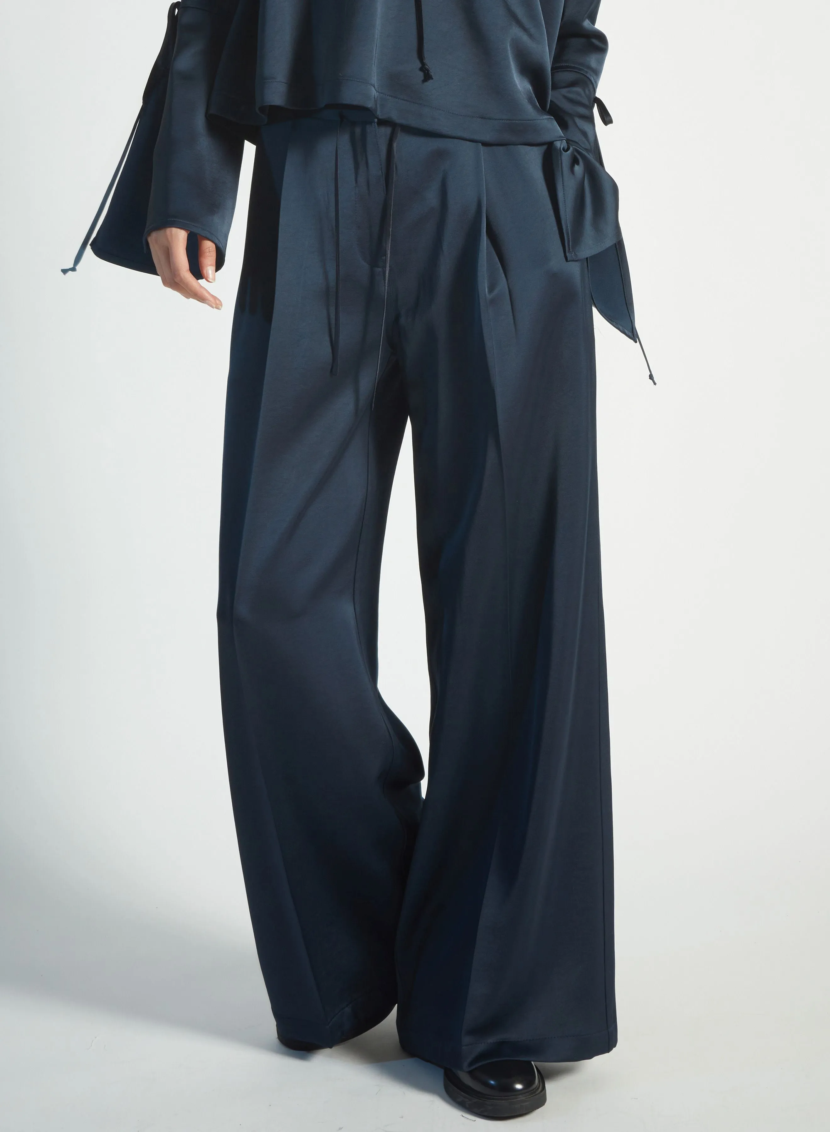 Saint Art New York - Neve Mid-Waisted Wideleg Trouser in Navy