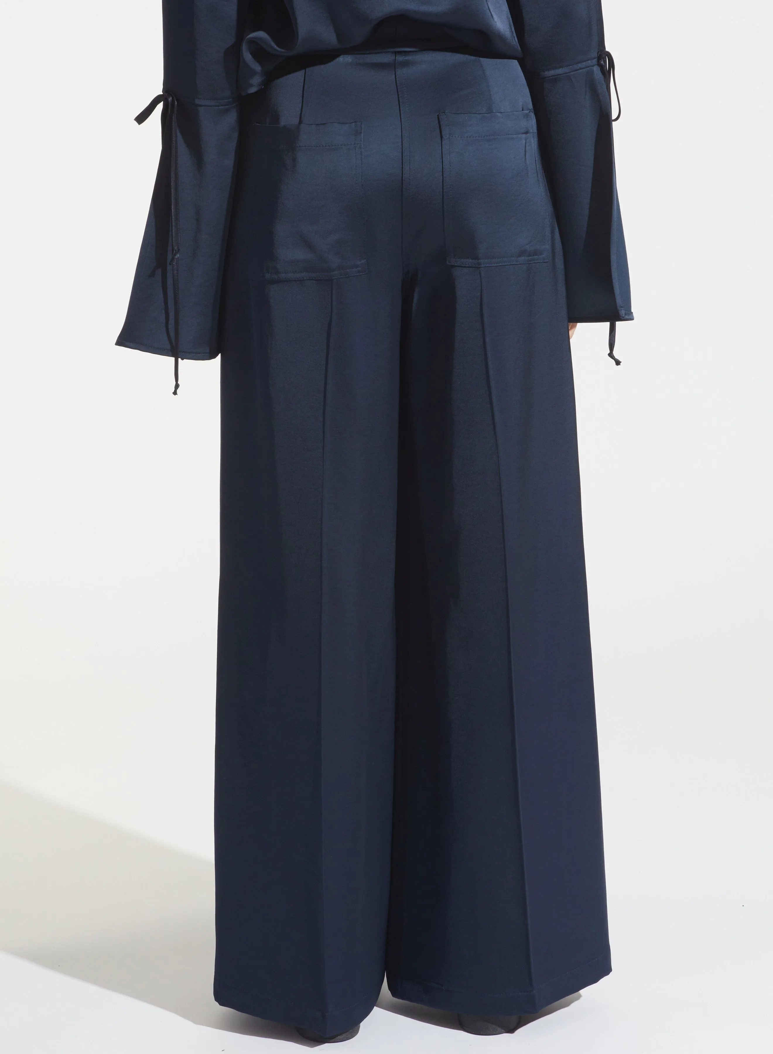 Saint Art New York - Neve Mid-Waisted Wideleg Trouser in Navy